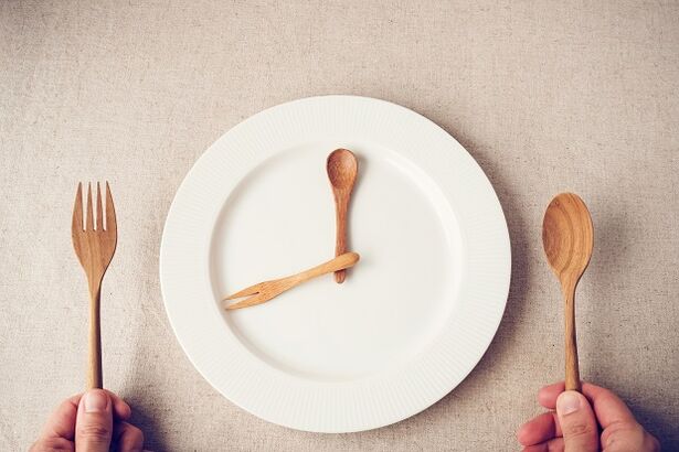 Fasting Deeg - en effektive Wee fir Gewiicht ze verléieren