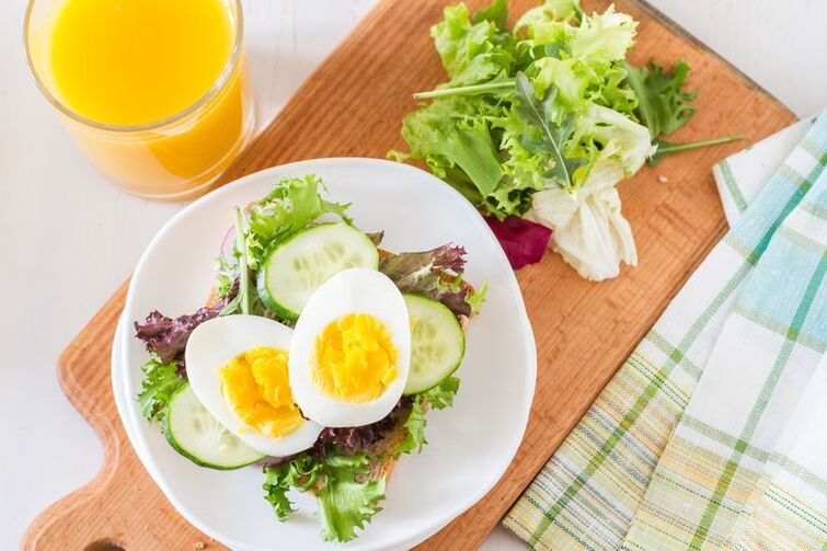Gurken a gekachten Ee Salat