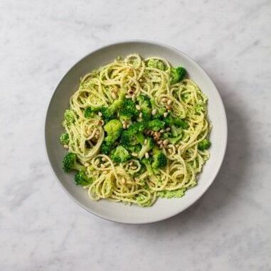 Spaghetti mat Broccoli a Pinienkernen, mediterran Diät