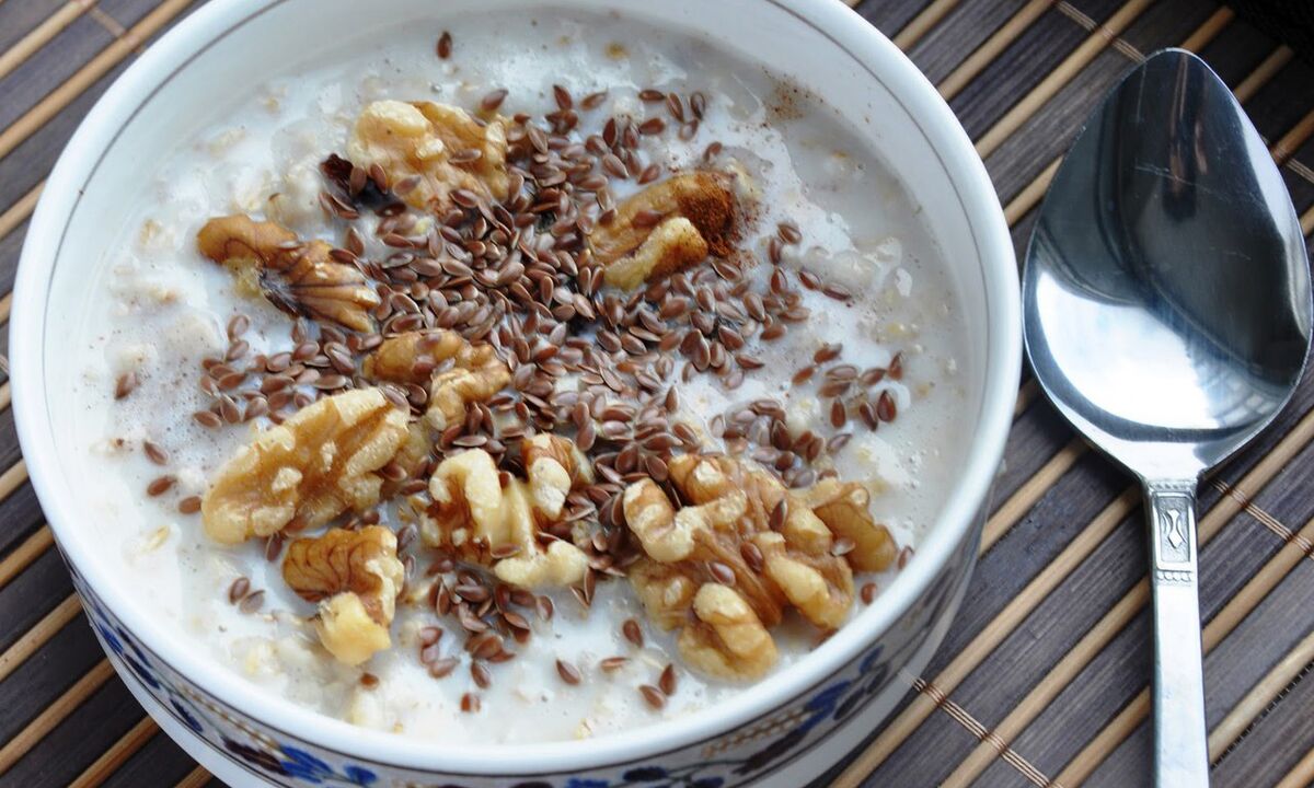 Flaxseed Porridge mat Mëllech - e gesonde Frühstück an der Ernährung vun deenen, déi Gewiicht verléieren